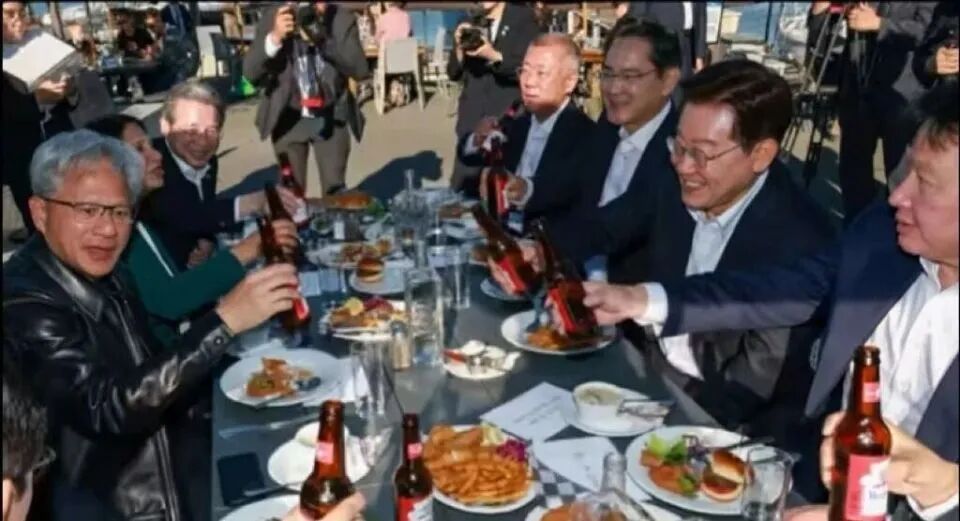 韩国总统访美,拿下9500亿美元大单!和黄仁勋一起吃汉堡喝啤酒,李在明“豪赌”半导体 韩国总统访美,拿下9500亿美元大单!和黄仁勋一起吃汉堡喝啤酒,李在明“豪赌”半导体